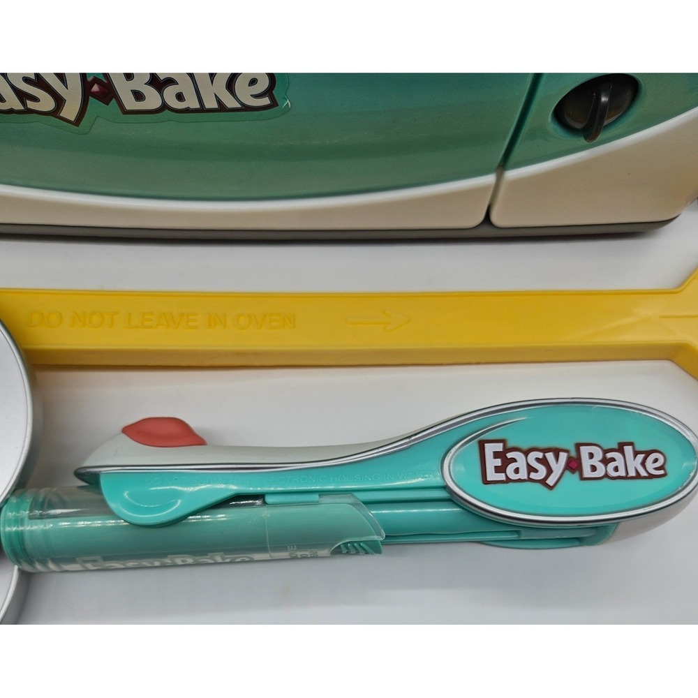 Easy-Bake Oven and Snack Center Teal White Electric Toy‎ with Pans and Mixes - Picture 8 of 16